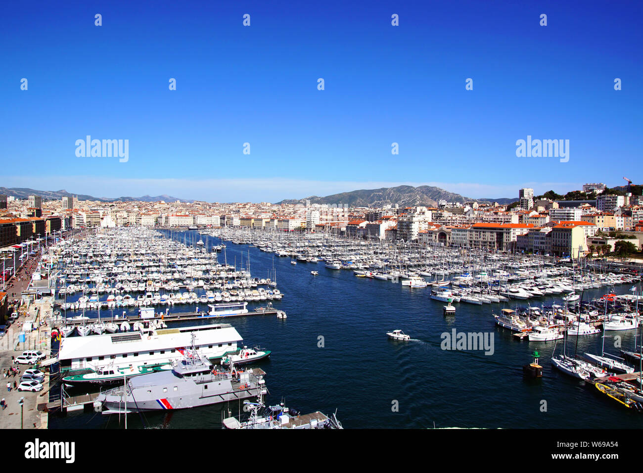 Antiguo puerto visto desde Fort Saint Jean en Marsella, Francia Foto de stock