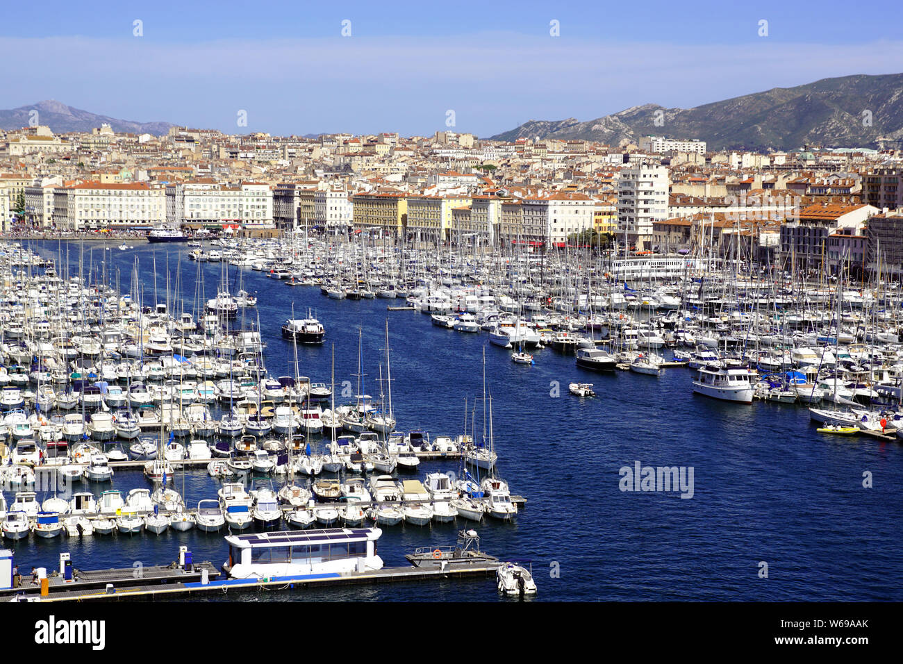 Antiguo puerto visto desde Fort Saint Jean en Marsella, Francia Foto de stock