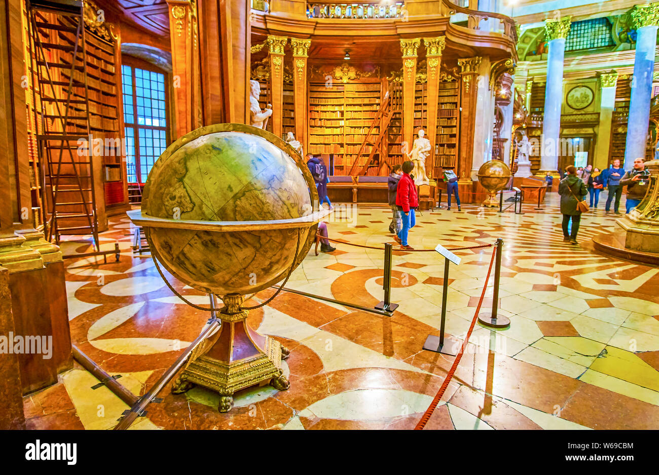 Viena, Austria - El 2 de marzo de 2019: Los cuatro grandes globos en  Prunksaal de biblioteca nacional ubicado en el perímetro de la sala, el 2  de marzo en Viena Fotografía de stock - Alamy