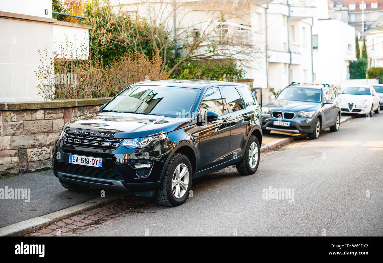 Estrasburgo, Francia - El 13 de febrero de 2017: Nuevo Land Rover Discovery de lujo SUV ejecutivo francés estacionado en una calle con varios coches aparcados en segundo plano. Foto de stock