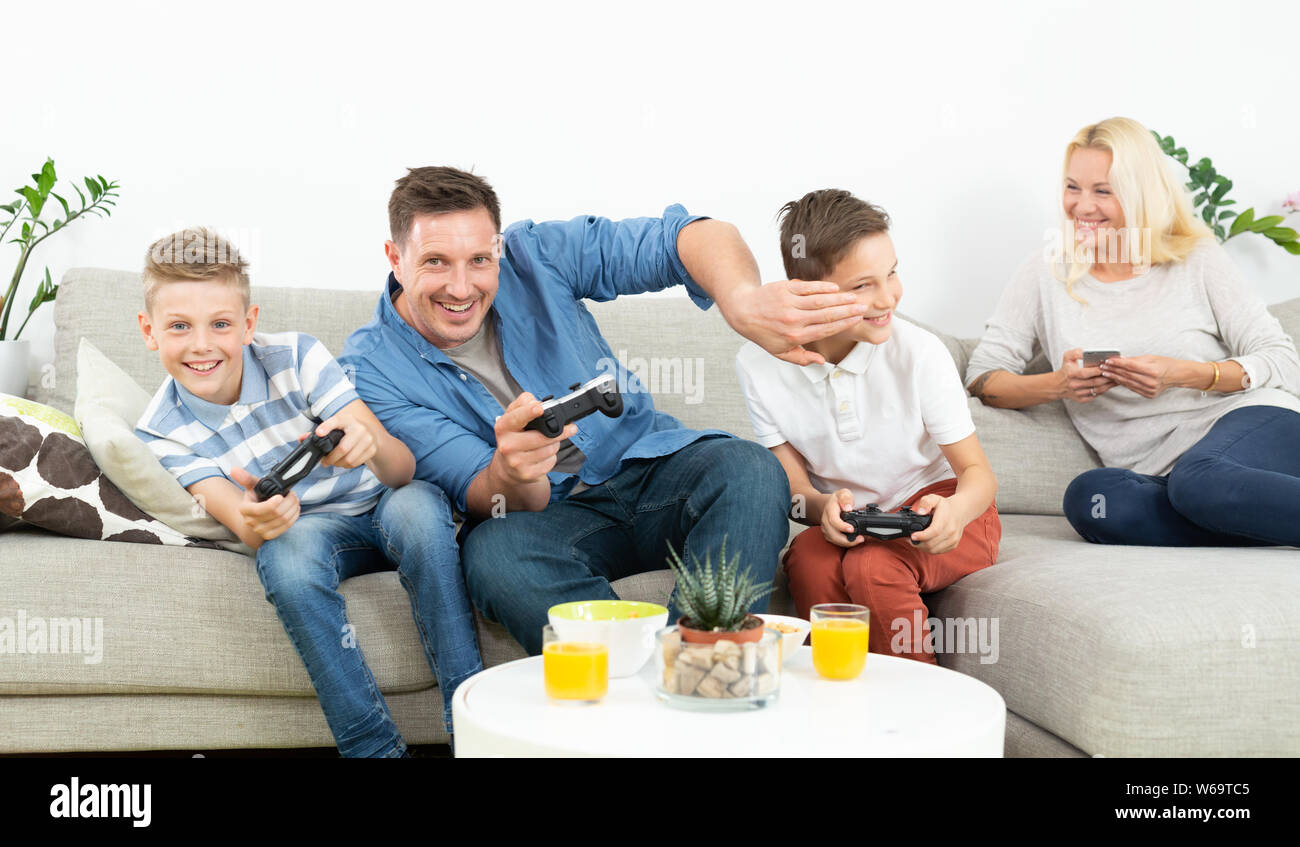 Una Joven Familia Feliz Jugando Videojuegos En Television Foto