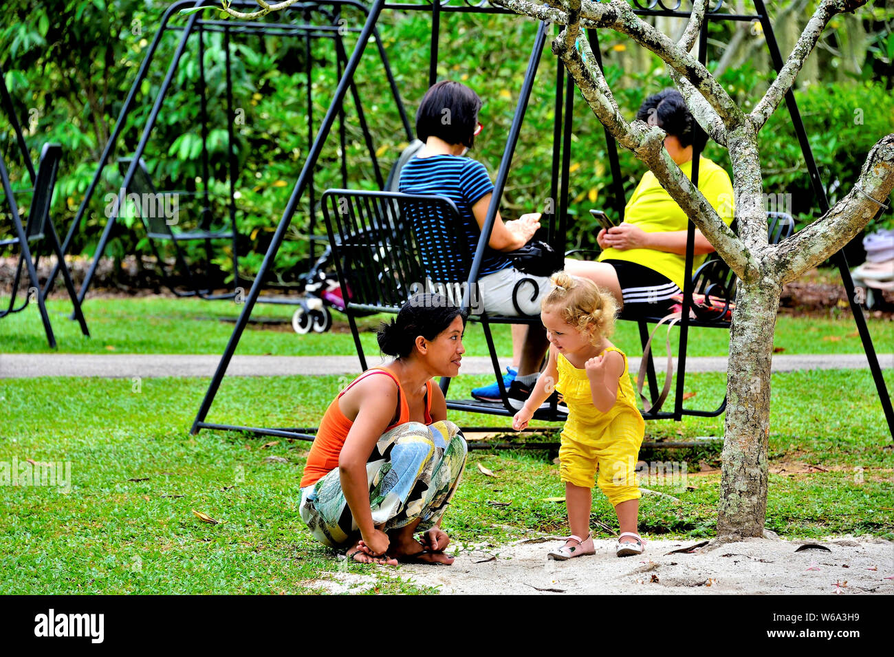 Columpios para niños pequeños fotografías e imágenes de alta resolución -  Alamy