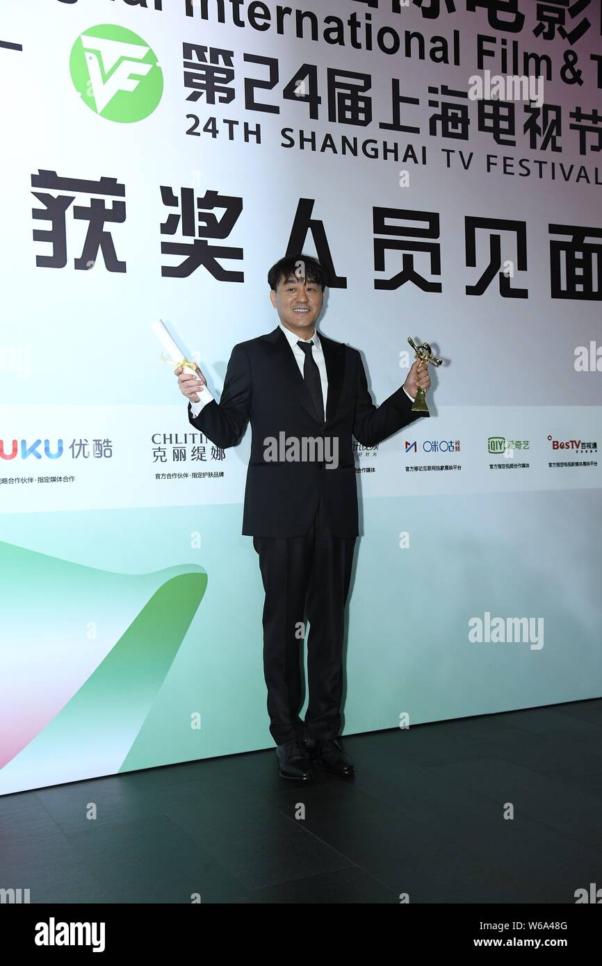 Actor chino Bing posa con su trofeo para el premio al Mejor Actor por su papel en la TV drama romántico 'Full House' durante la ceremonia de clausura de Foto de stock