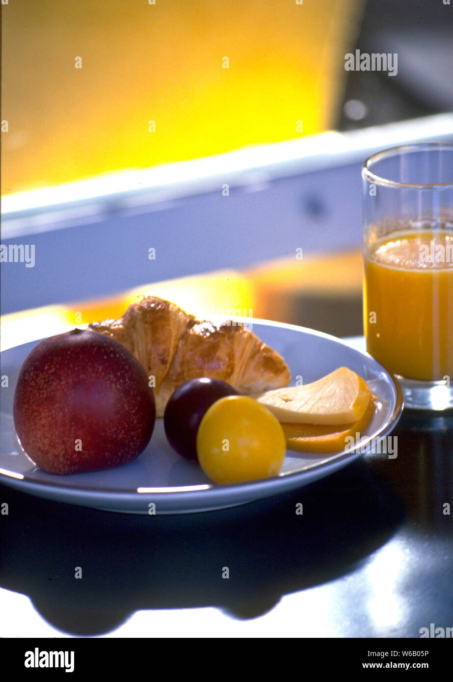 Los franceses mantienen su desayuno ligero. Pan, siendo la grapa, jugo de naranja, frutas y quesos ocasionales son algunas de las opciones. Foto de stock