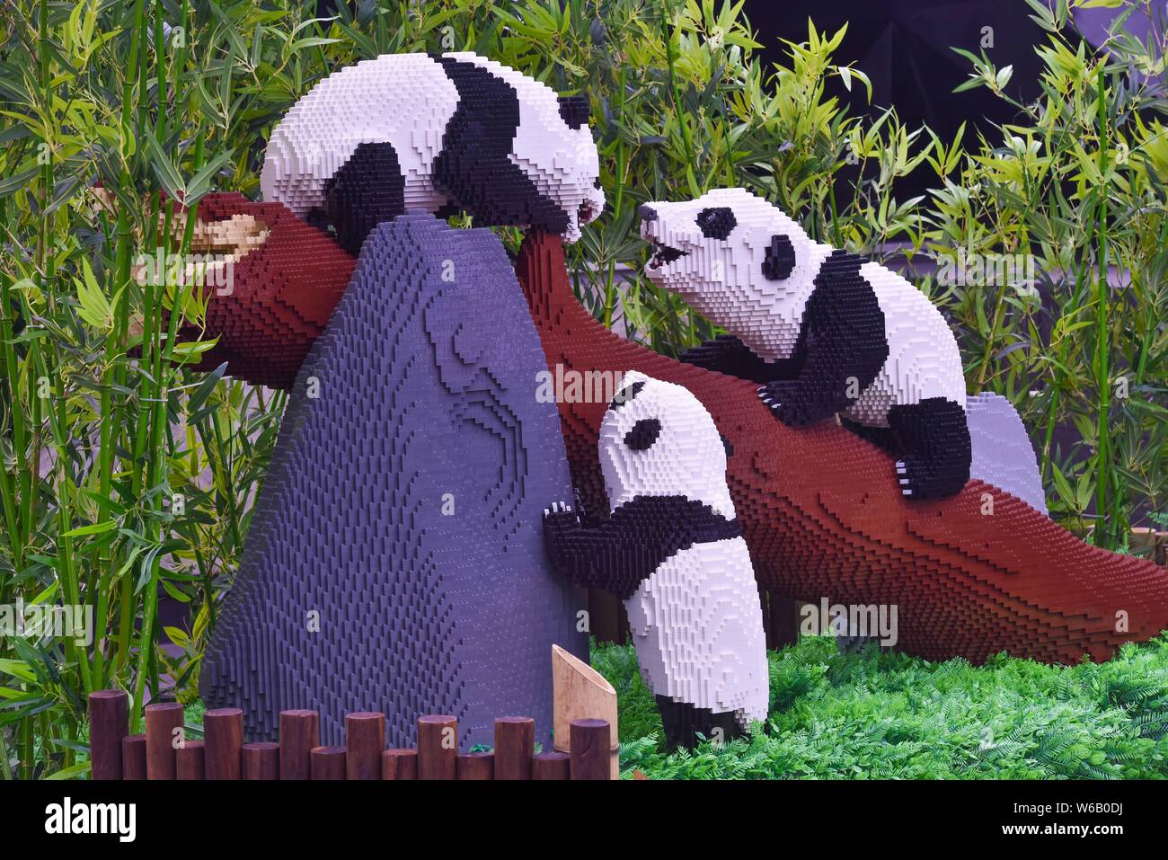 Esculturas de Lego de pandas gigantes creados por el artista, con sede en  Nueva York, Sean Kenney están en exhibición durante la "naturaleza conecta"  exposición en el Lego Chengd Fotografía de stock -