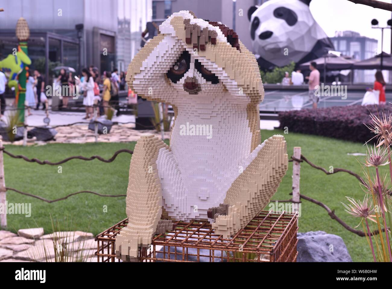 Una escultura de Lego de mapache creado por la artista radicada en Nueva  York Sean Kenney está en pantalla durante la 'naturaleza' conecta Lego  exposición en la Chengdu Int Fotografía de stock -