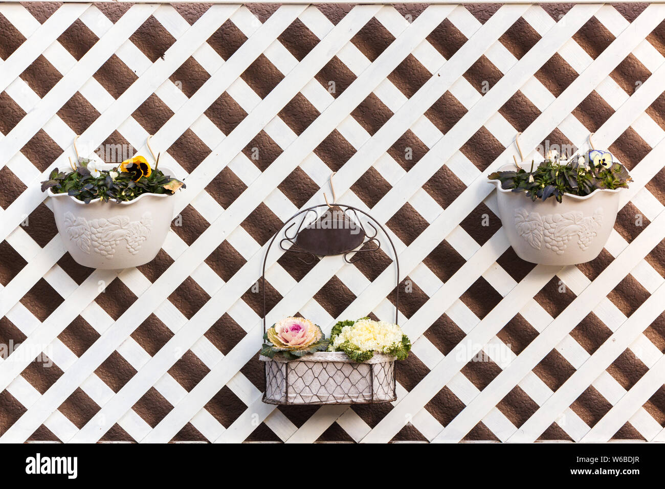 La decoración de flores en la cesta en una malla de fondo de pared de  madera Fotografía de stock - Alamy