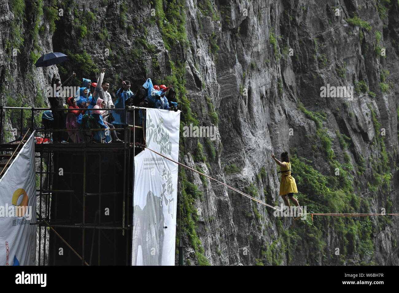 Mia Noblet de Canadá participa en un concurso de slackline en tacones altos en un debut mundial desafío a través de los acantilados de la montaña Tianmen (o Tianmensha Foto de stock