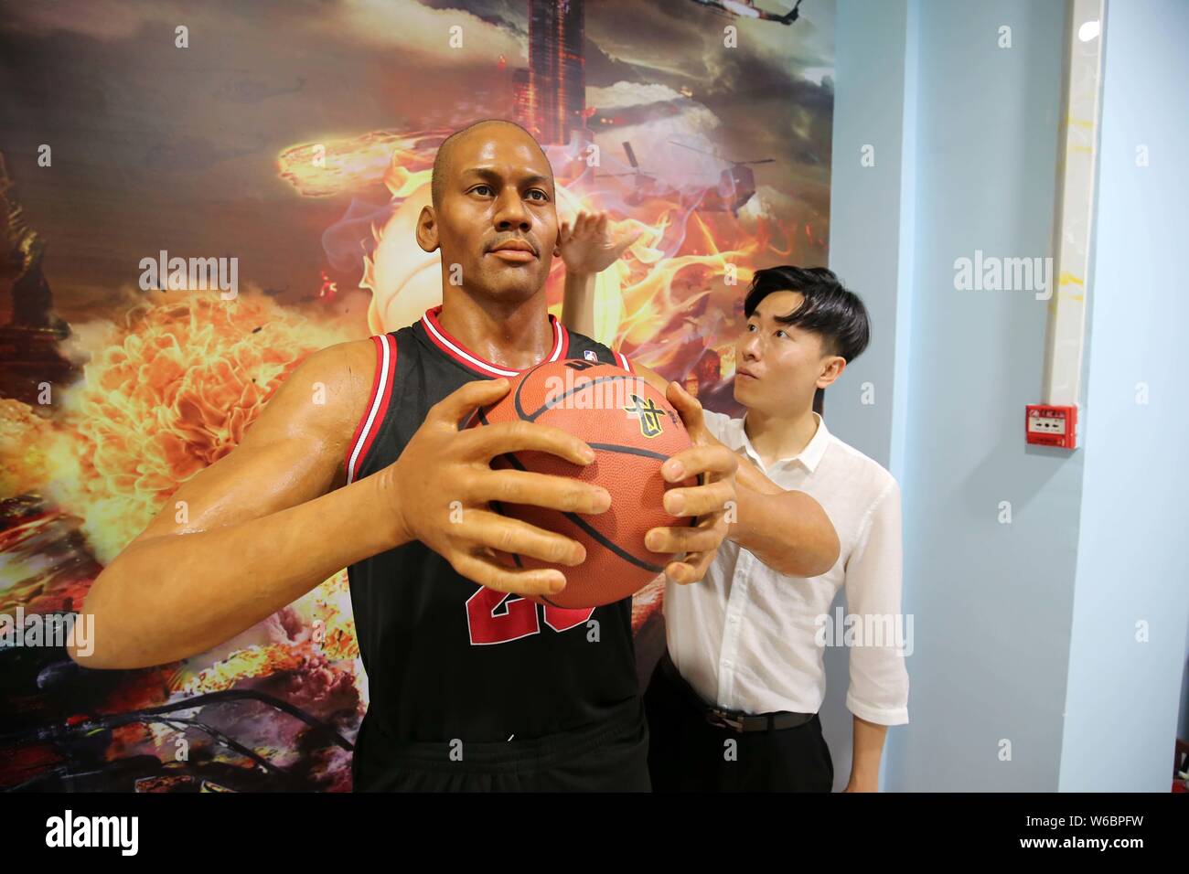 Un visitante mira una figura de cera de la superestrella del baloncesto  estadounidense Michael Jordan, dueño y presidente de los Charlotte Hornets,  en exhibición en una cera muse Fotografía de stock -