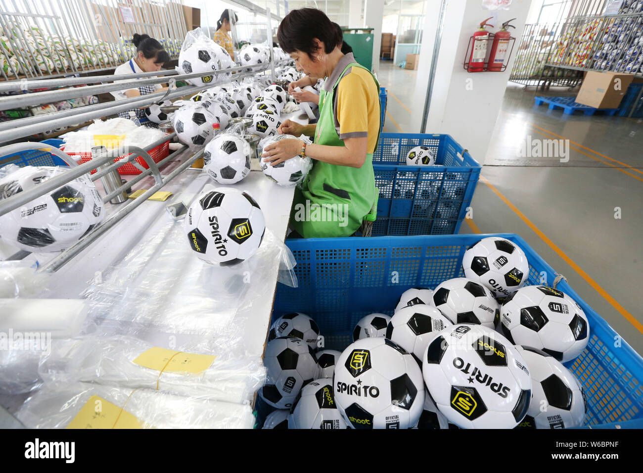 Los trabajadores chinos la fabricación de balones de fútbol para la Copa  Mundial de la FIFA 2018 en la fábrica de una empresa de artículos  deportivos en Haimen, ciudad del este de