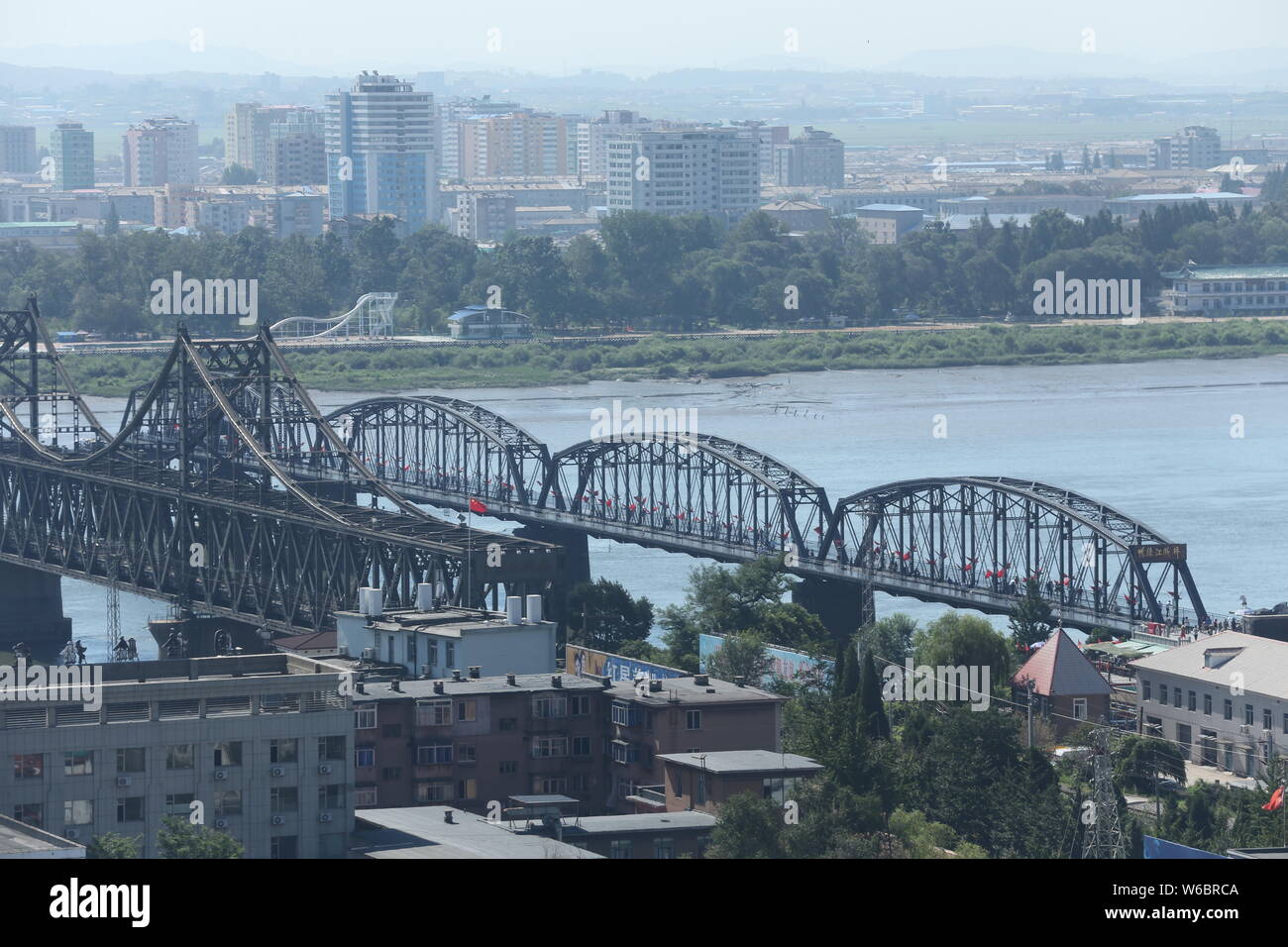 Una vista de Sinuiju de Corea del Norte y el Puente de la amistad chino