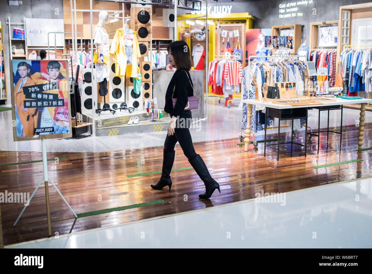 Chica Ruoju chino Wang, un estudiante de doctorado en la Universidad de  Cambridge, quien abre una tienda para vender ropa de tamaño plus en el  sitio de compras online Taobao.co Fotografía de