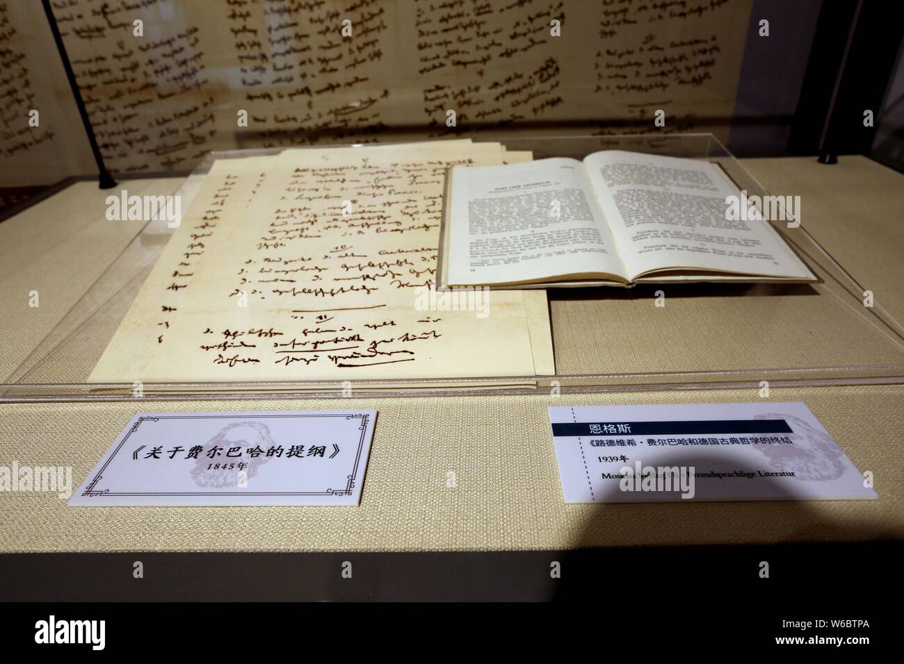 El filósofo alemán Karl Marx el manuscrito original 'Tesis sobre Feuerbach'  se exhibe en una exposición para conmemorar el 200º aniversario de su  nacimiento en Fotografía de stock - Alamy