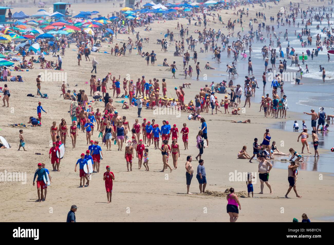 Playa llena de gente en un día de verano en Huntington Beach, California Foto de stock
