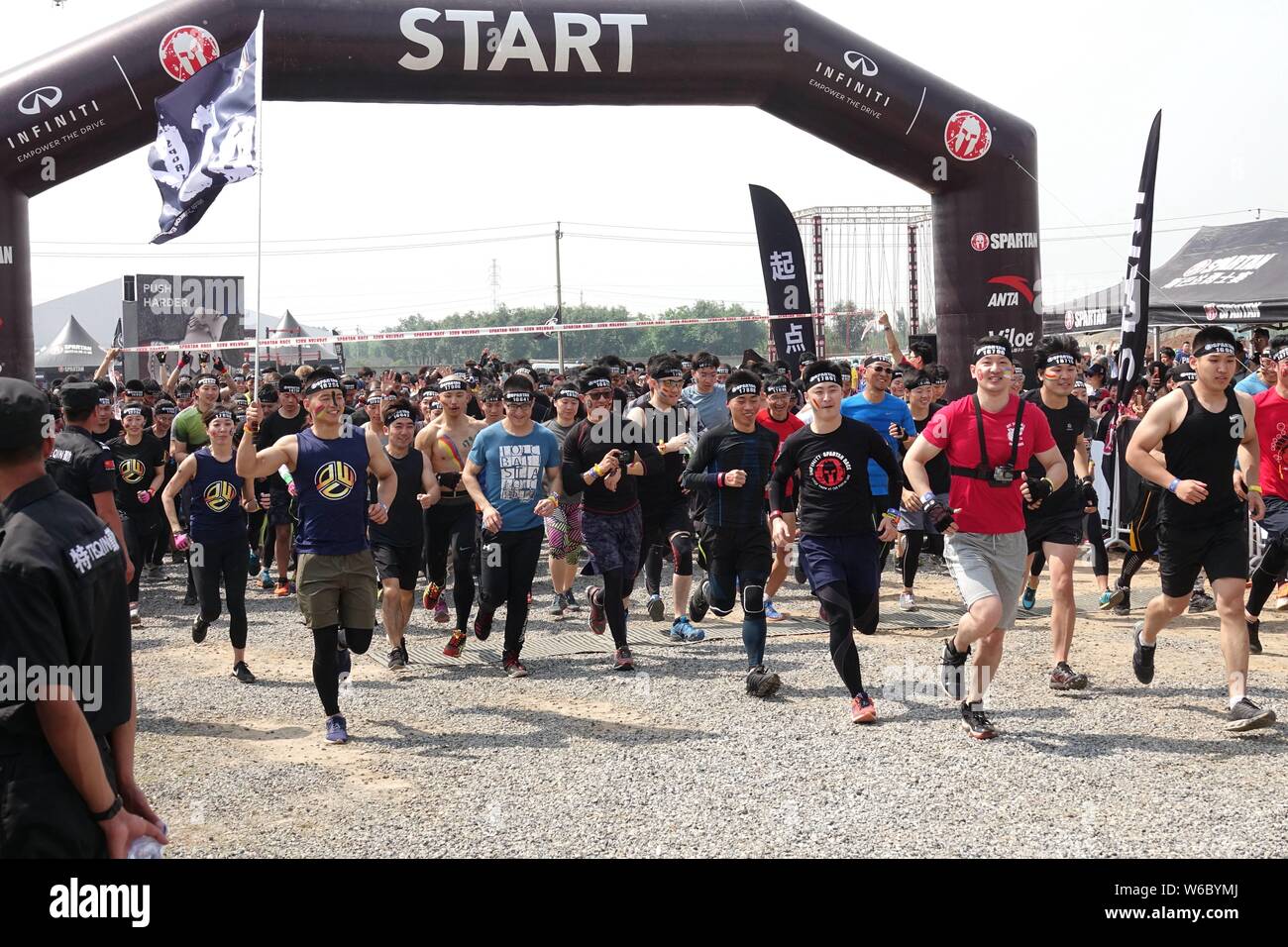 Los participantes competirán en el 2018 Infiniti Spartan Race carrera de obstáculos en Beijing, China, 19 de mayo de 2018. Conocido como el mejor del mundo carrera de obstáculos serie Foto de stock