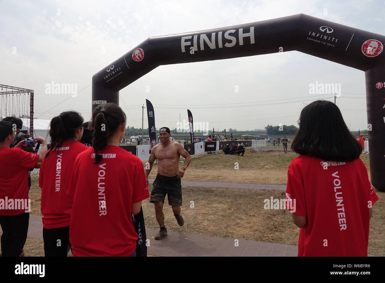 Los participantes competirán en el 2018 Infiniti Spartan Race carrera de obstáculos en Beijing, China, 19 de mayo de 2018. Conocido como el mejor del mundo carrera de obstáculos serie Foto de stock