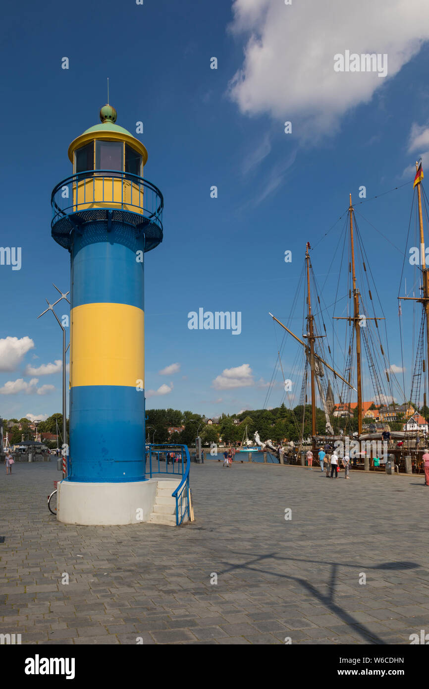 Faro en el histórico puerto de Eckernförde, Costa del Mar Báltico alemán Foto de stock