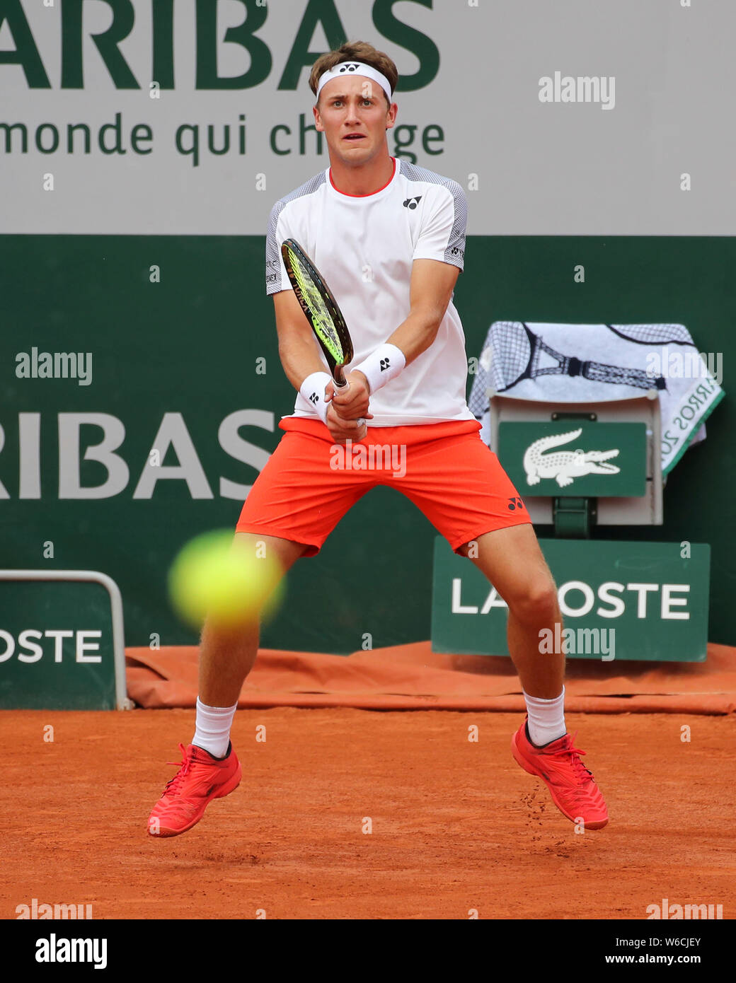 Jugador de tenis noruego Casper Ruud espera de servicio del oponente en el  Abierto de Francia 2019, París, Francia Fotografía de stock - Alamy