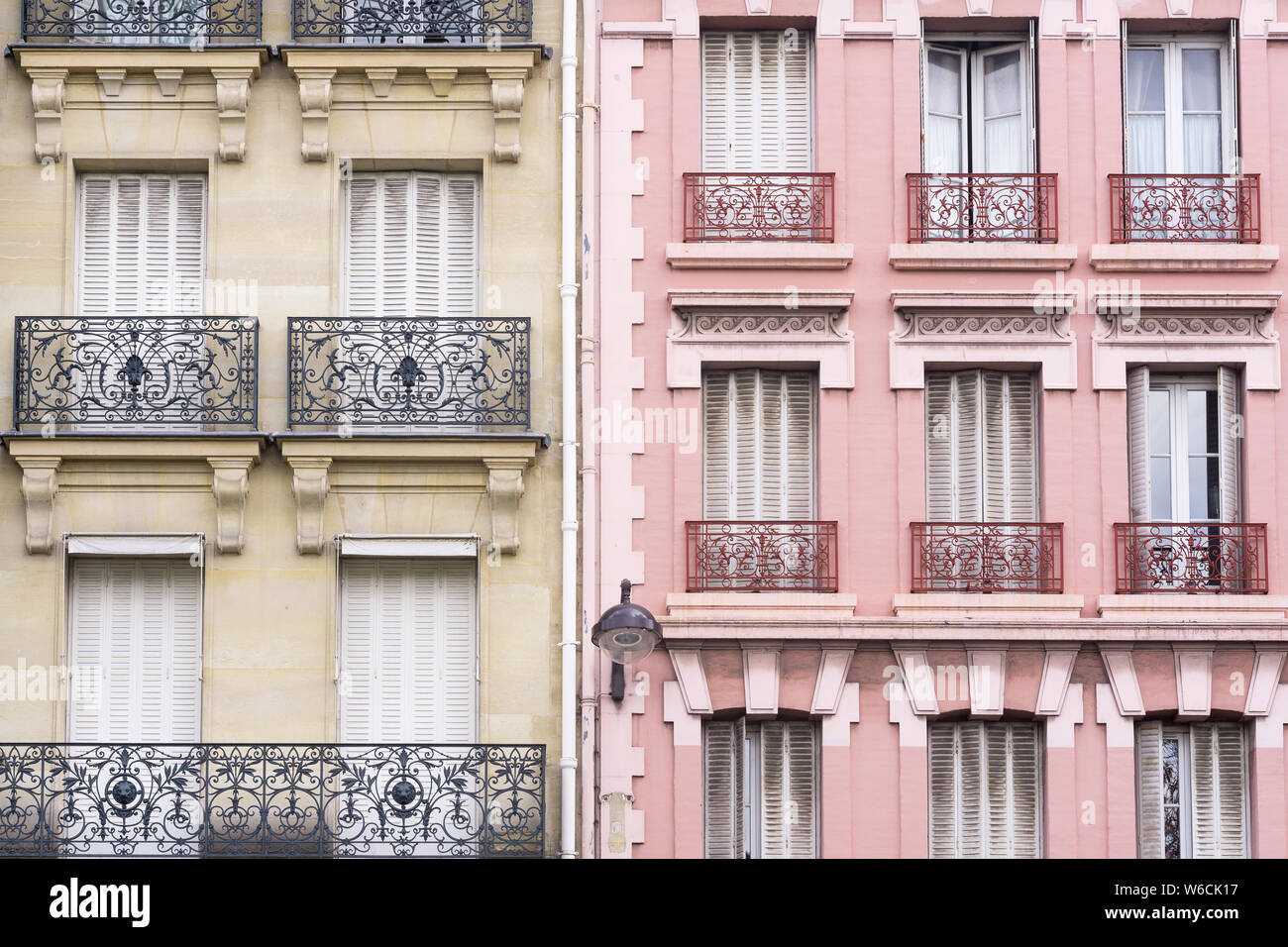 París colorida fachada de edificio - una fachada de estilo Haussmann en París, Francia, Europa. Foto de stock