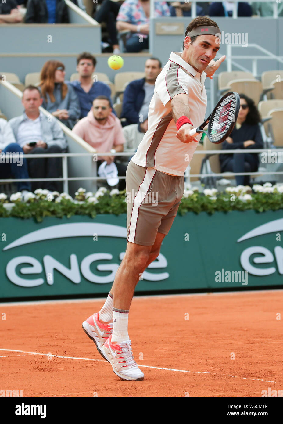 El tenista suizo Roger Federer jugando un disparo de revés en el Torneo Abierto de Francia París, Francia Fotografía de stock - Alamy