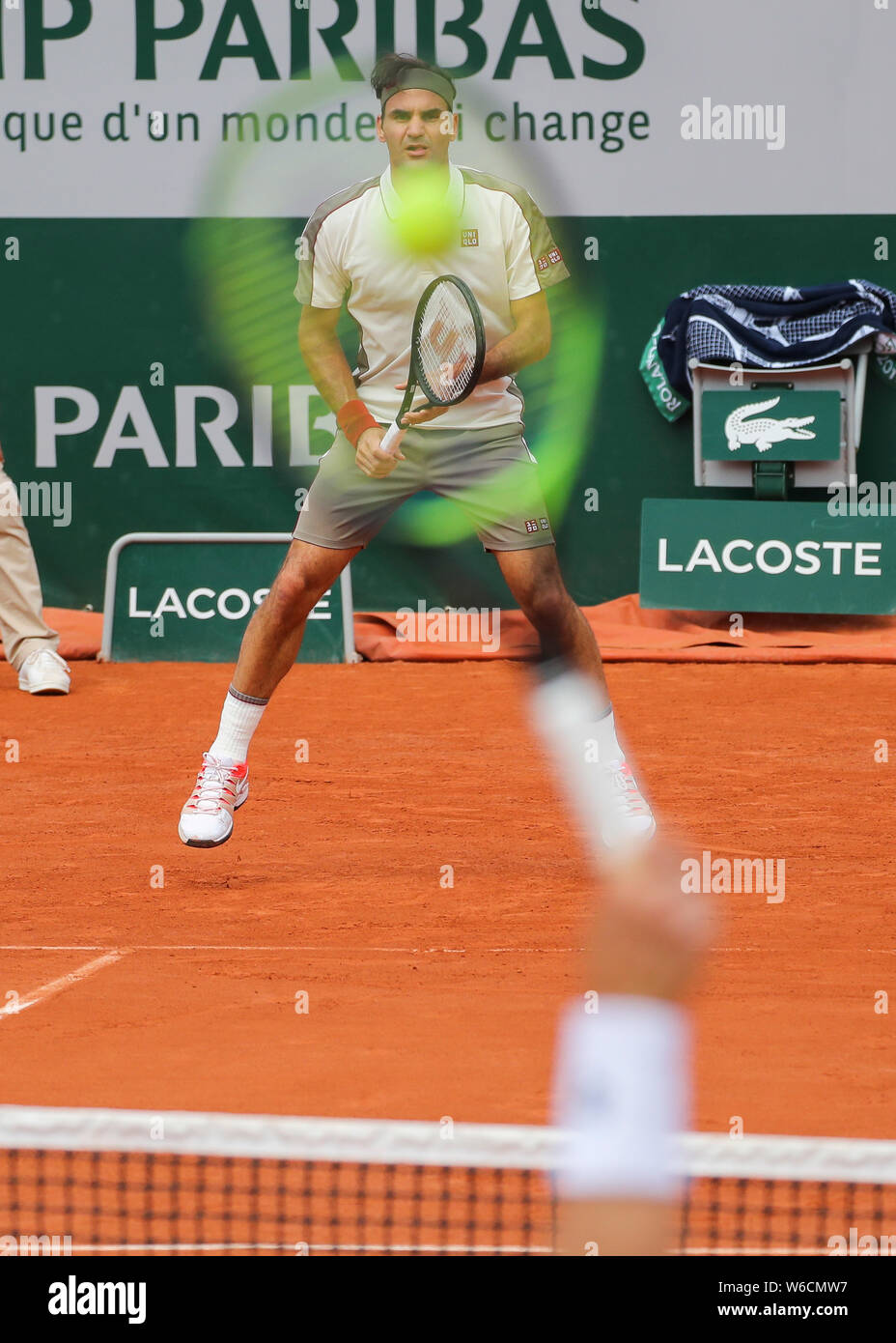 El tenista suizo Roger Federer espera de servicio baleado durante el Abierto de Francia 2019, París, Francia Foto de stock