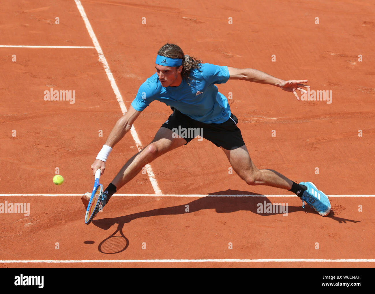 Jugador de tenis griego Stefanos Tsitsipas jugando un disparo de revés en el Torneo Abierto de Francia 2019, París, Francia Foto de stock