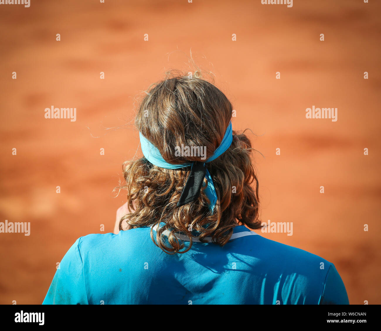 Vista trasera del jugador de tenis Stefanos Tsitsipas griego en el tribunal permanente durante el Abierto de Francia 2019, París, Francia Foto de stock
