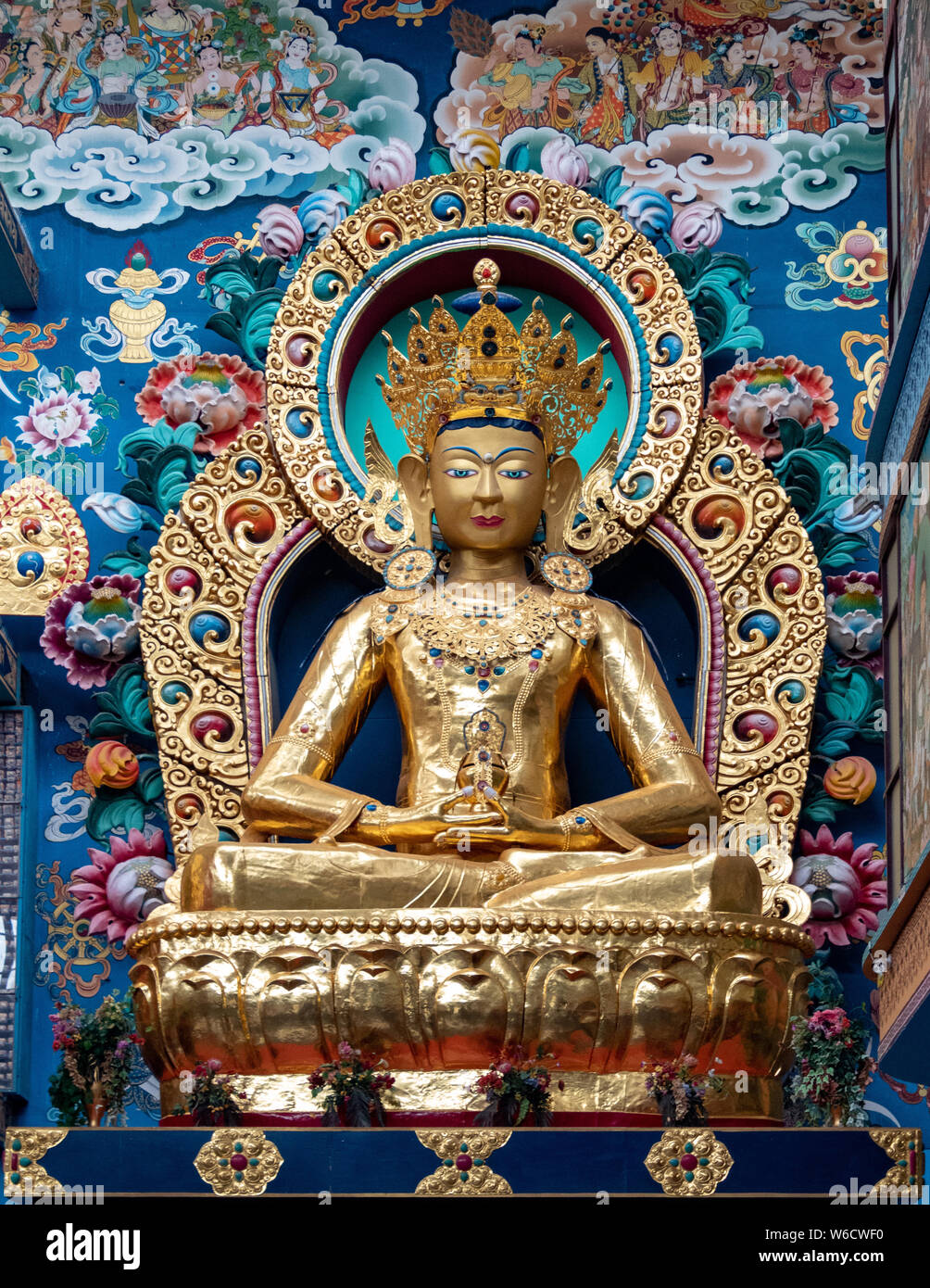El Monasterio Namdroling Nyingmapa es el mayor centro de enseñanza del linaje Nyingma del budismo tibetano en el mundo. Foto de stock