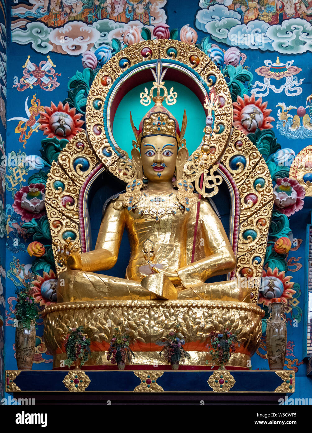 El Monasterio Namdroling Nyingmapa es el mayor centro de enseñanza del linaje Nyingma del budismo tibetano en el mundo. Foto de stock