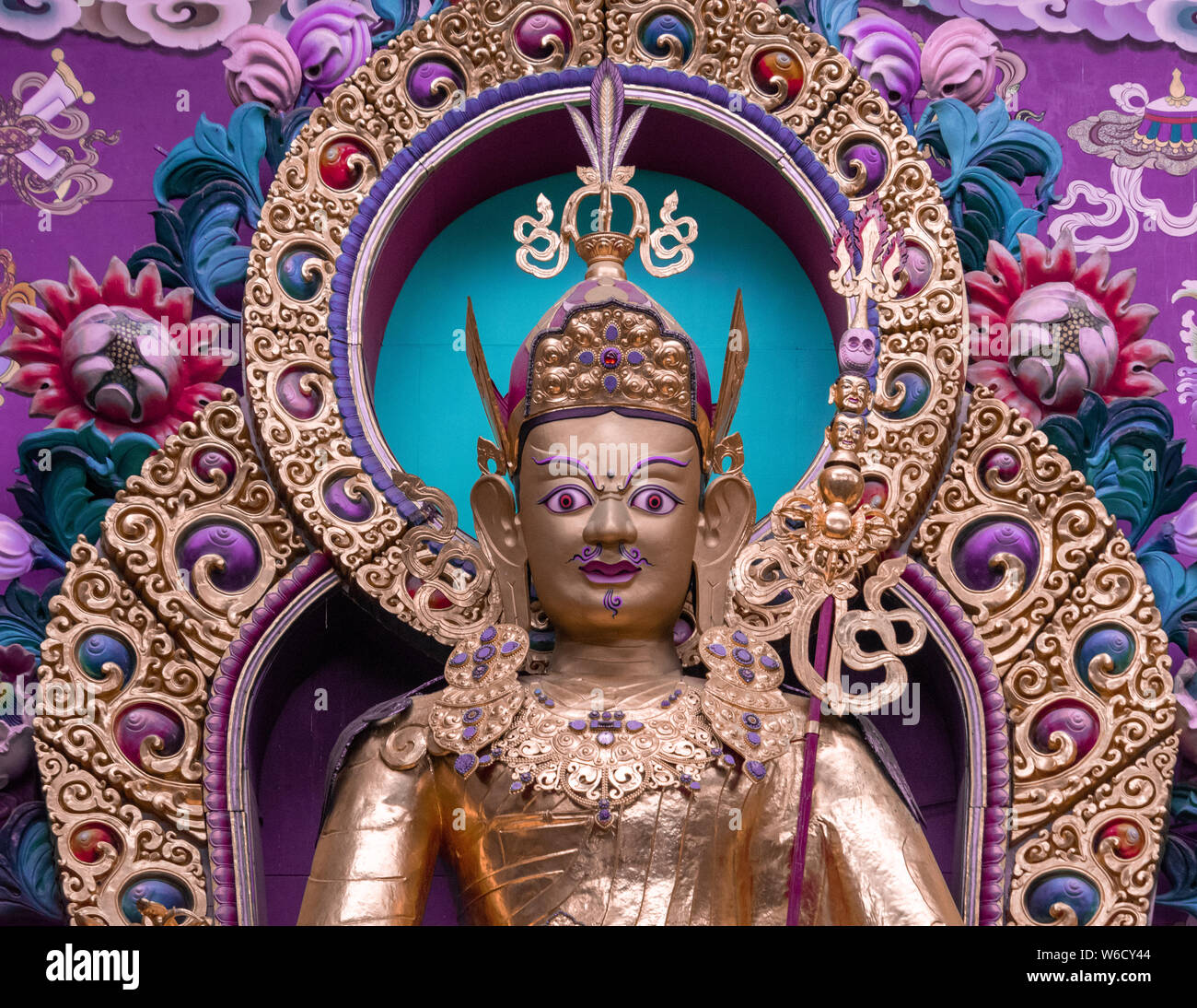 El Monasterio Namdroling Nyingmapa es el mayor centro de enseñanza del linaje Nyingma del budismo tibetano en el mundo. Foto de stock