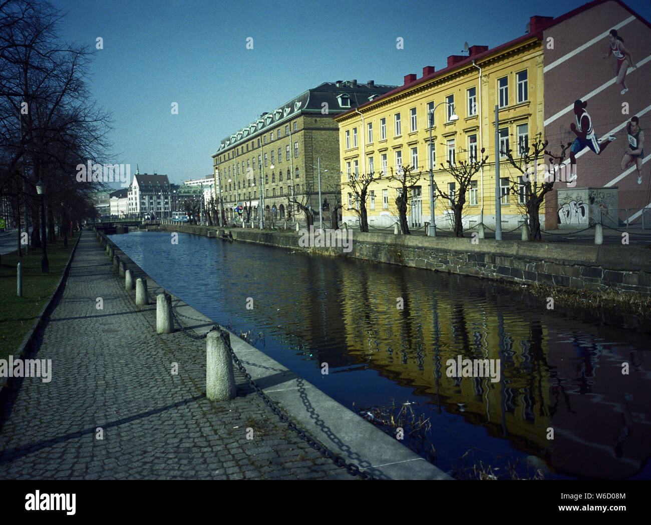 El pequeño canal que fluye a lo largo de Stampgatan hacia Drottningtorget, en el centro de Gotemburgo, Suecia Foto de stock