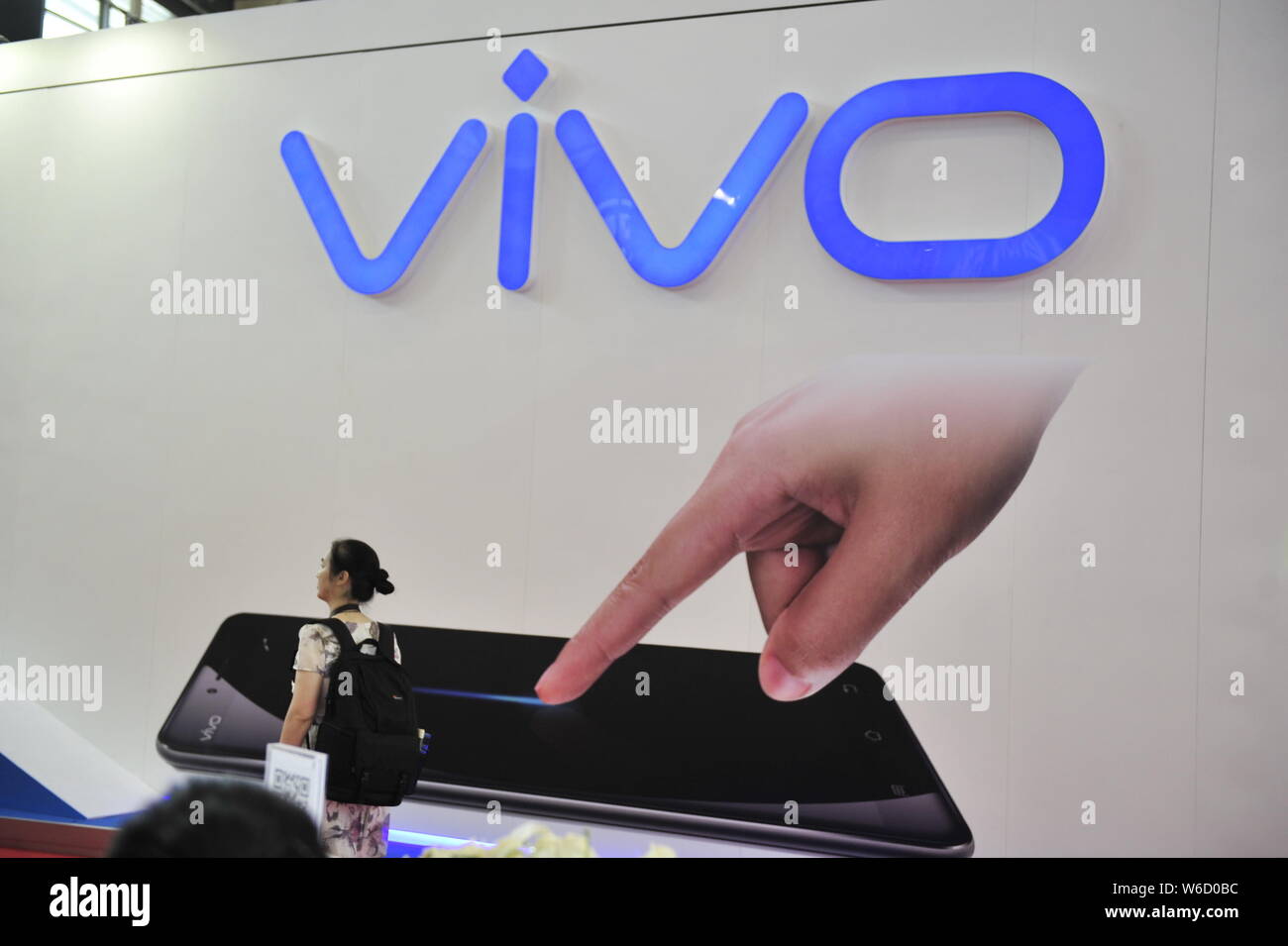 FILE--Un visitante camina a lo largo de un tablero de anuncios de Vivo en  una tienda de electrodomésticos en la ciudad de Nanjing, provincia de  Jiangsu de China oriental, el 4 de