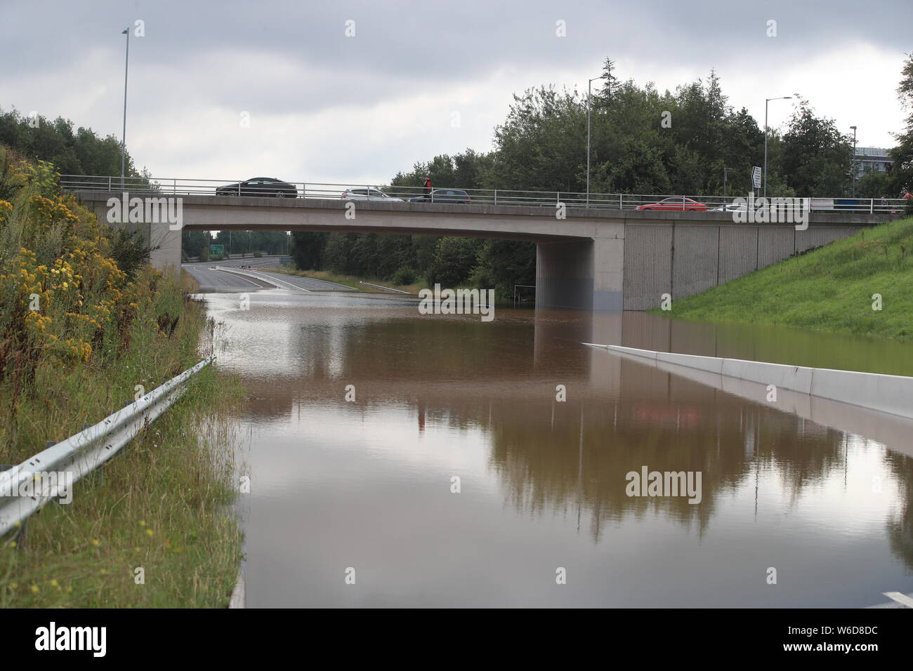 Las inundaciones en la A555 cerca de Handforth, Cheshire, donde un importante incidente fue declarado tarde el miércoles después de fuertes lluvias causaron graves inundaciones. Foto de stock