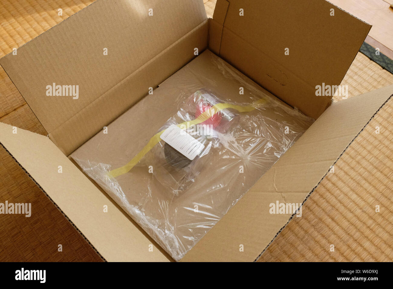 Un paquete de Amazon que es demasiado grande para que el tema se mantiene  Fotografía de stock - Alamy