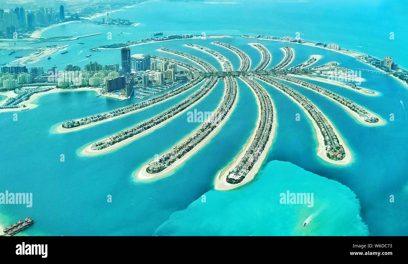 Una vista aérea de la Palm Jumeirah isla artificial que se asemeja a una  estilizada palmera en Dubai, Emiratos Árabes Unidos, el 3 de abril de 2018.  Dubai, el Fotografía de stock - Alamy