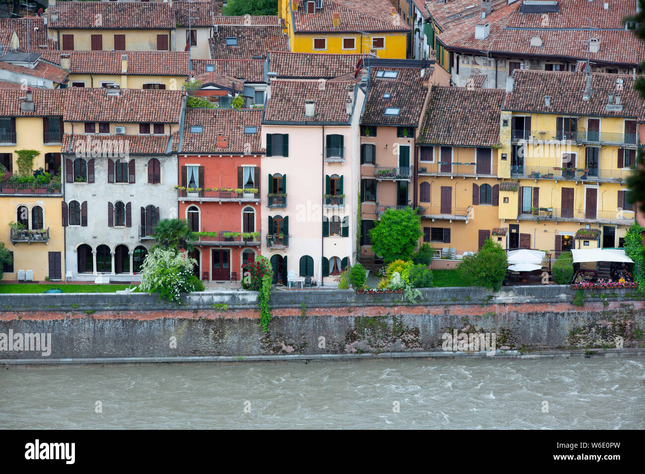 Un bucle del río Adige contiene la antigua ciudad de Verona, un sitio del Patrimonio Mundial de la UNESCO, en Italia. Via Ponte Pietro casas disponen de espaldas por el Adige Foto de stock
