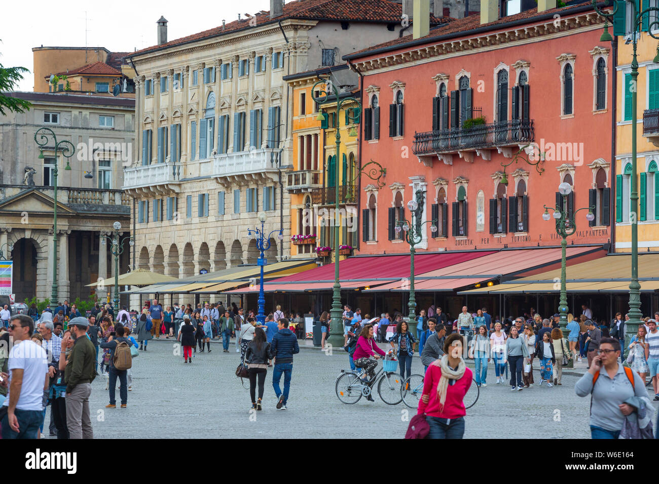 La Piazza Bra es una plaza muy grande en Verona. Contiene la arena (no se muestra) y está recubierto con edificios antiguos. Foto de stock
