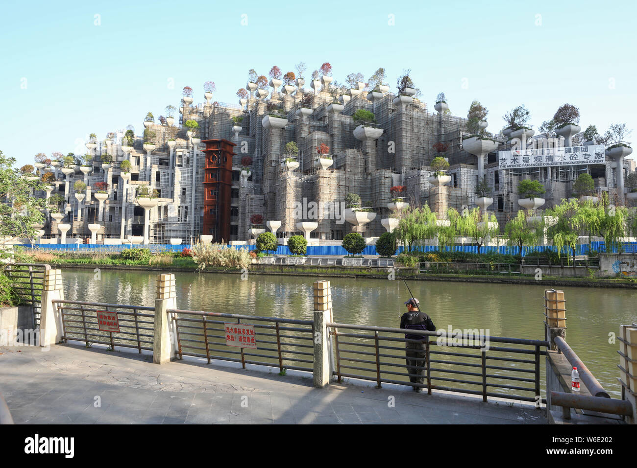 El impresionante edificio con forma de Jardines Colgantes de Babilonia está  bajo construcción en Shanghai, China, 10 de abril de 2018. El impresionante  edificio Fotografía de stock - Alamy