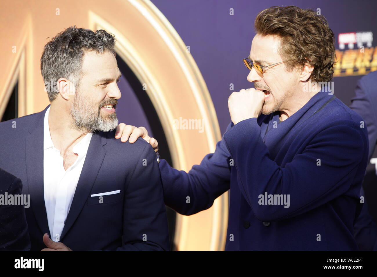 (Desde la izquierda), el actor y cantante estadounidense Robert Downey Jr. y el actor inglés Tom Hiddleston plantean como llegan a la alfombra roja de un evento promocional Foto de stock