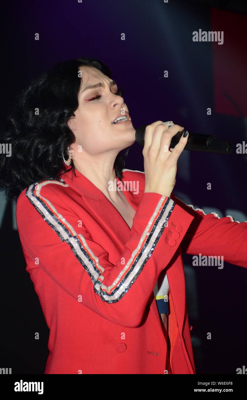 La cantante inglesa Jessie J realiza en un evento promocional de la marca de moda Tommy Hilfiger en Shanghai, China, 11 de abril de 2018. Foto de stock