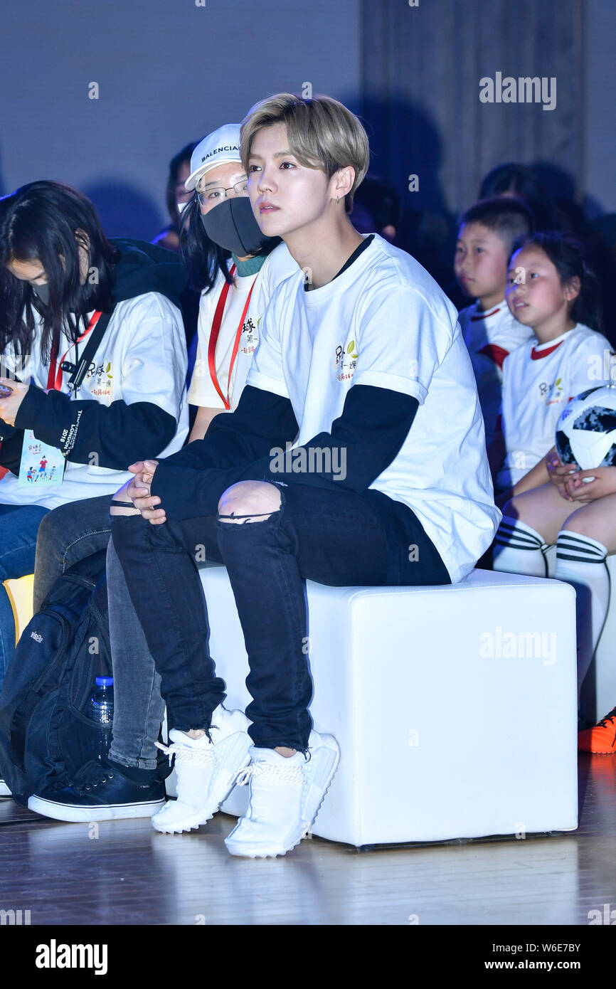Actor y cantante chino Lu nad asiste a un evento de beneficencia pública para el fútbol en Beijing, China, 14 de abril de 2018. Foto de stock