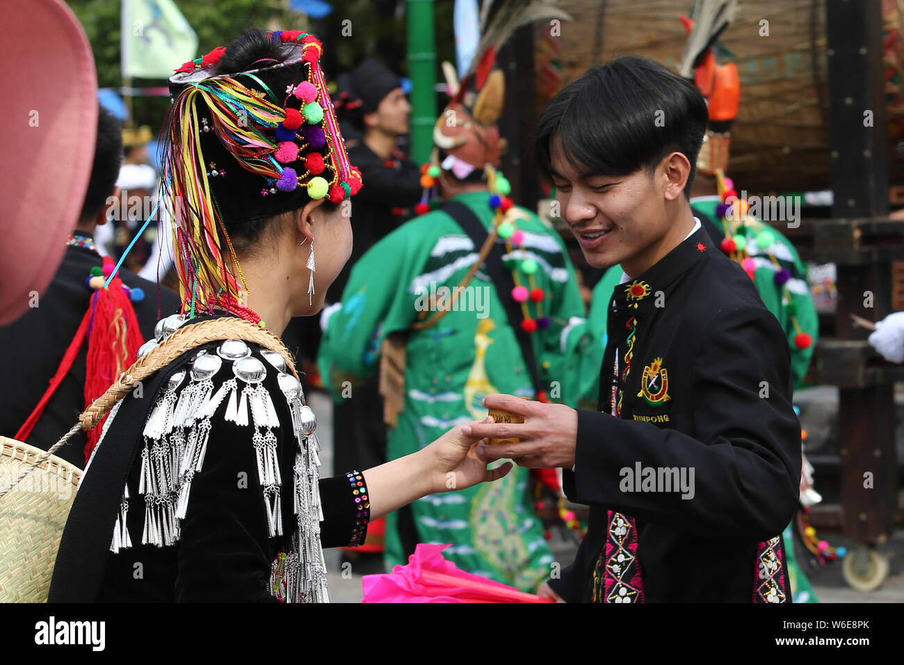 Los chinos de etnia Jingpo ataviados con sus trajes tradicionales y tomar parte en la headwears Munao Zongge Festival en la provincia de Yunán aldea étnico t Foto de stock