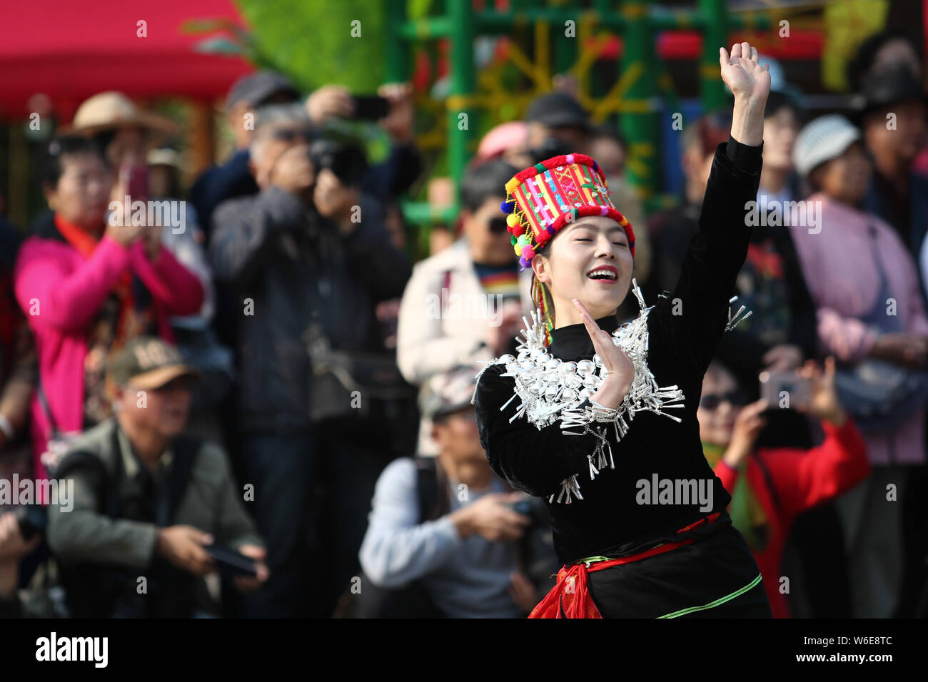 Los chinos de etnia Jingpo ataviados con sus trajes tradicionales y tomar parte en la headwears Munao Zongge Festival en la provincia de Yunán aldea étnico t Foto de stock