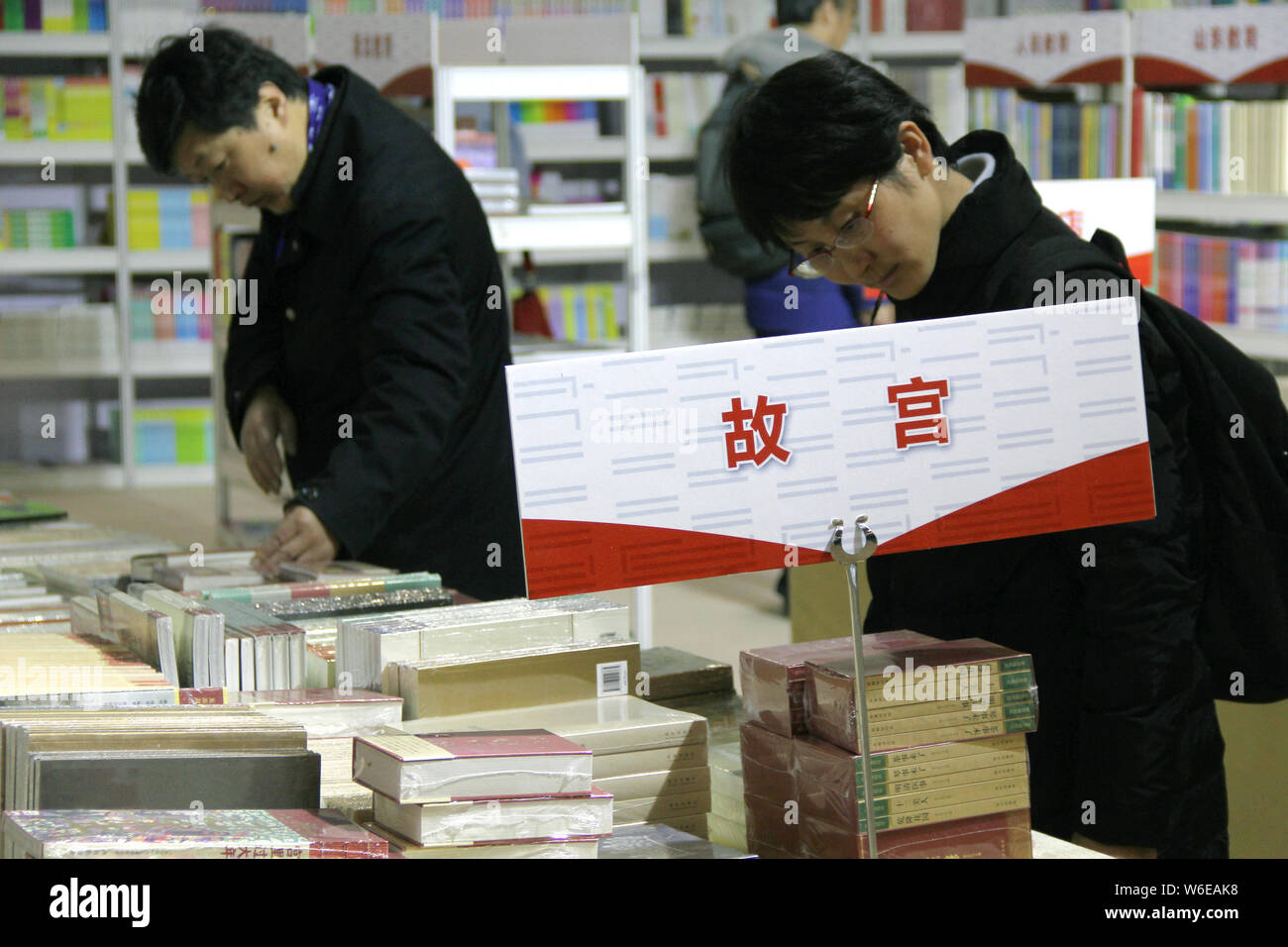 Ciudadanos visitan la Feria del Libro 2018 Nanjing en Nanjing, ciudad del este de China de la provincia de Jiangsu, el 22 de marzo de 2018. La Feria del Libro de Nanjing 2018 arrancó en Na Foto de stock