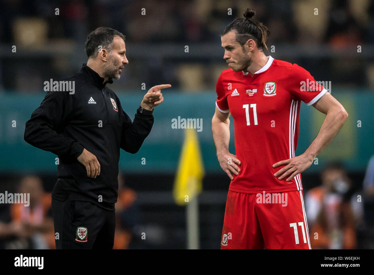 El Head Coach Ryan Giggs, izquierda, del equipo nacional de fútbol de Gales instrucs su jugador Gareth Bale mientras compiten contra el equipo nacional de fútbol de Uruguay Foto de stock