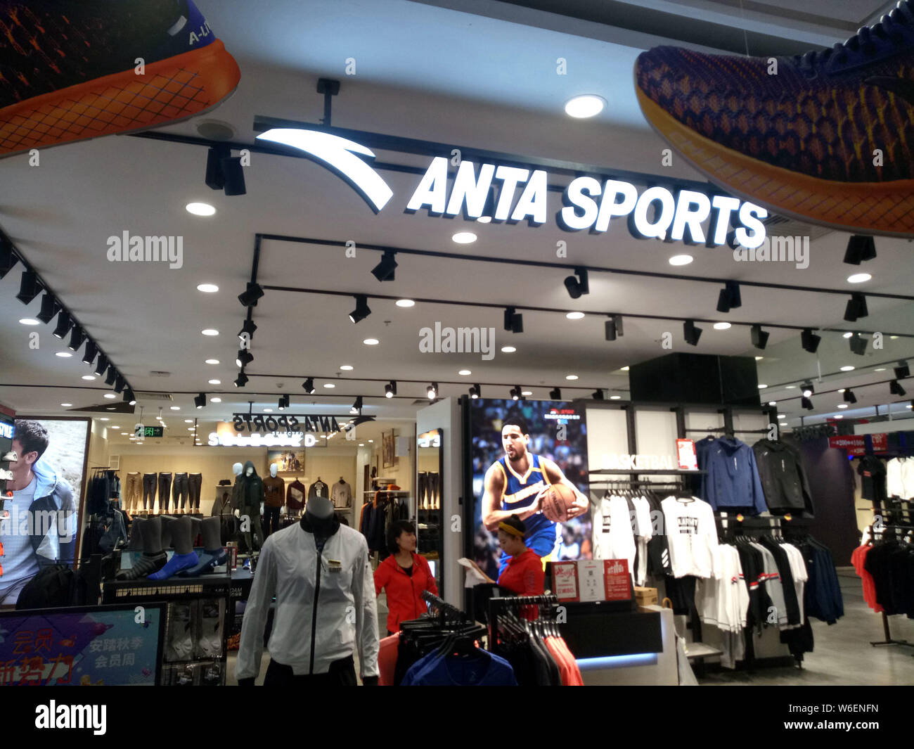Archivo-empleados se muestren en una tienda de ropa deportiva de Anta en Shanghai, China, 24 de septiembre de 2017. Anta deportes grande de China, marca de ropa deportiva Fotografía