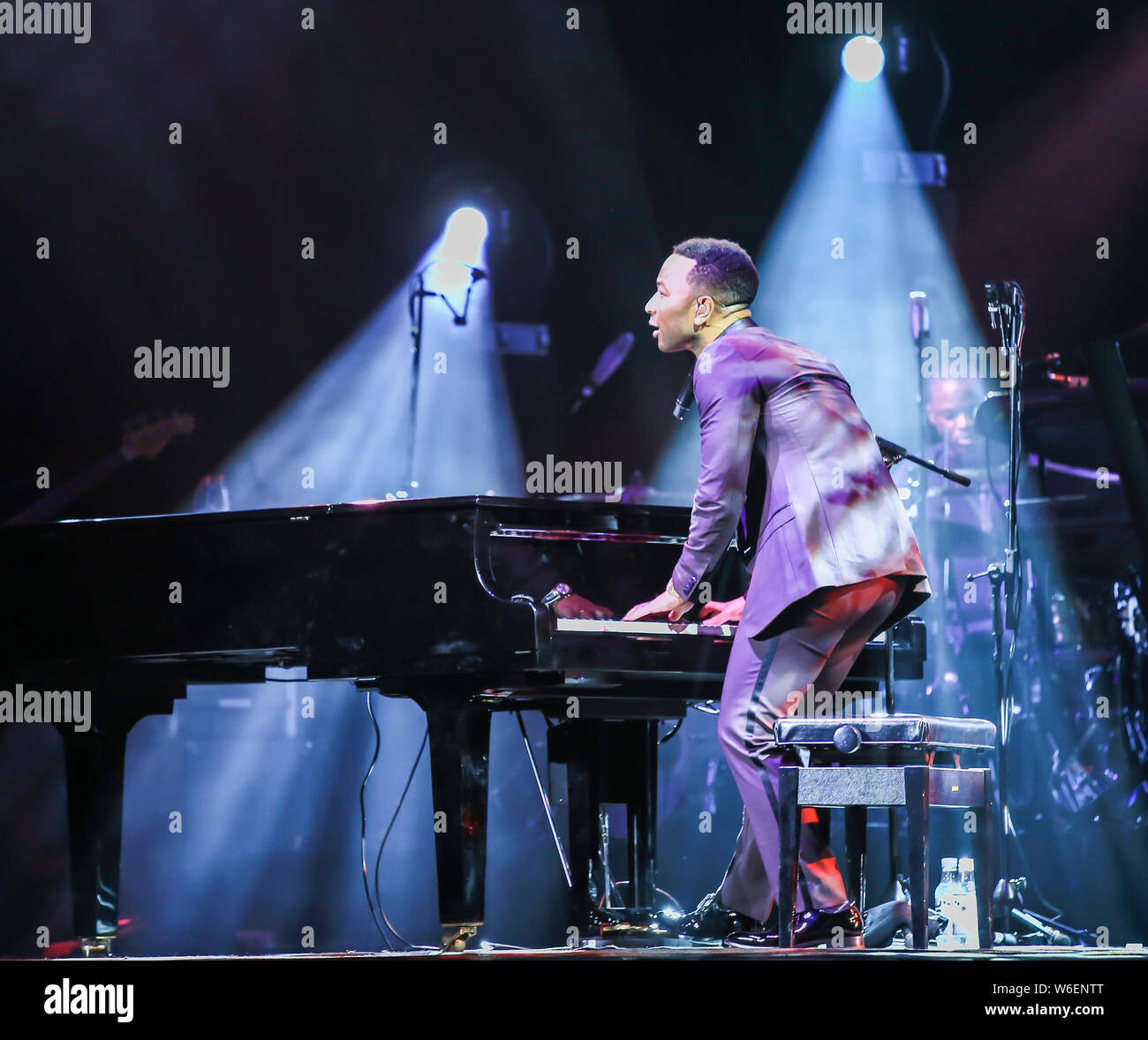 Cantante y actor estadounidense Roger John Stephens, conocido profesionalmente como John Legend, realiza en un concierto en Shanghai, China, 8 de marzo de 2018. Foto de stock