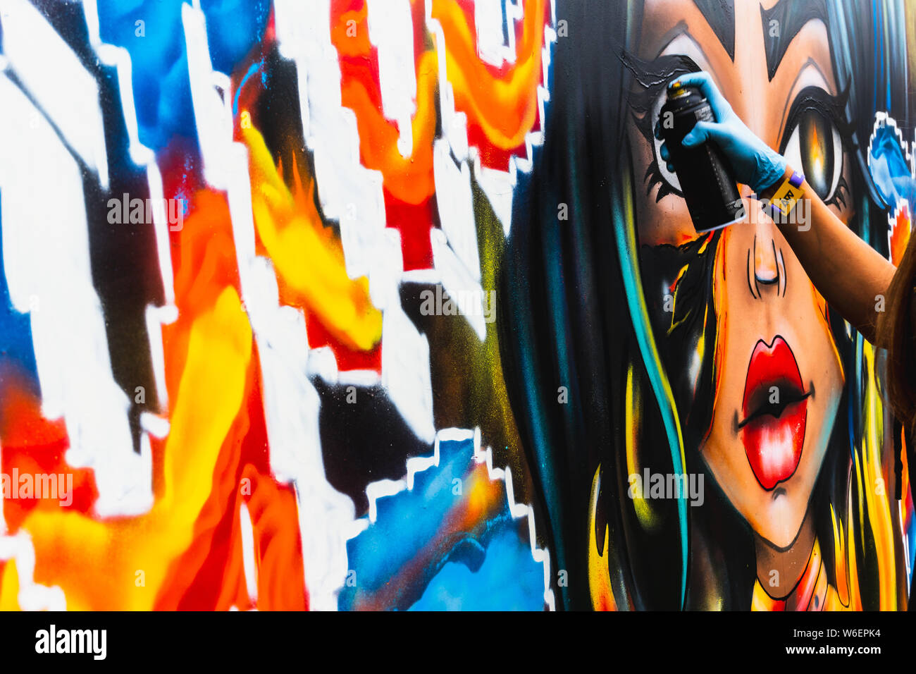 El Joven Dibujo Con Pulverizadores Graffiti Pintando Con Aerosol