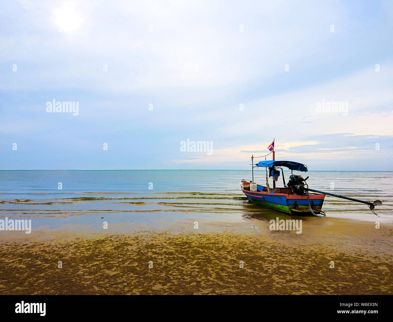 Tailandia mar con boat.barco de pesca en la playa con vistas al mar y a fondo del cielo Foto de stock