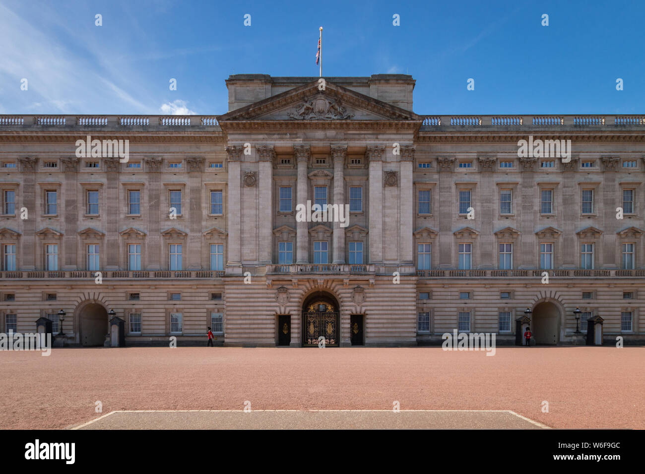 Fachada del Palacio de Buckingham, con dos miembros de la guardia frente Queens, Londres, Reino Unido. Foto de stock